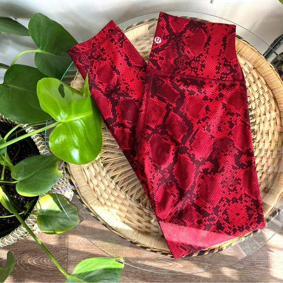 lululemon athletica Pants - Lululemon Wunder Under High Rise legging in Ziggy Snake Red Tide Cranberry; Sz 4